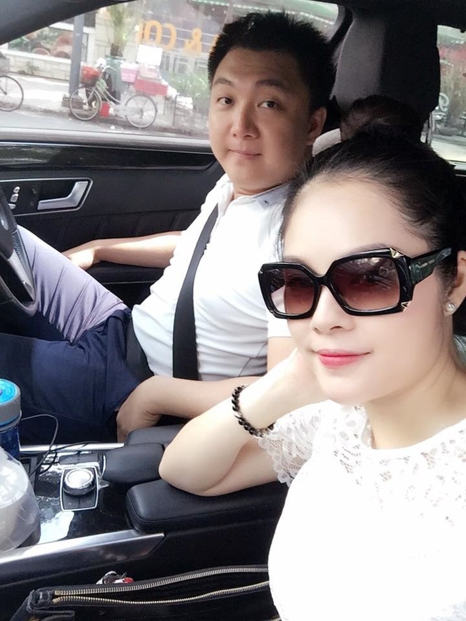 Cô từng khiến nhiều người choáng ngợp khi xuất hiện với xe sang, những món hàng hiệu cao cấp, được tặng hoa tiền triệu. Trong một chương trình truyền hình, ông xã của Dương Cẩm Lynh từng kể về thời gian yêu nhau cho tới khi cưới. Anh Khoa cho hay, lúc yêu anh thường mua hoa tặng vợ. Biết Dương Cẩm Lynh thích những bó hoa lớn, anh không ngại chi tiền mua hoa cho cô.