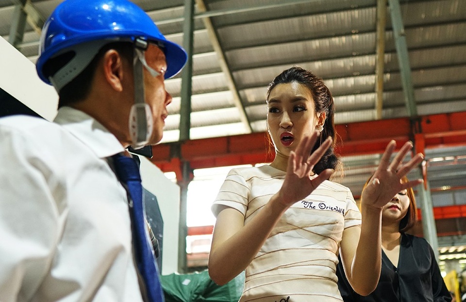 Chuyện chưa kể về chiếc ghế đăng quang và quyền trượng - 2 Ý tưởng này lúc ban đầu gần như là không thể bởi nhựa và inox rất khó tạo hình và gần như không thể điêu khắc các họa tiết lên đó. Bên cạnh đó là việc bọc vải da, nệm vào khung inox là rất khó khăn. Trong ảnh: Ông Trần Thái Nguyên đang trao đổi với Hoa hậu Đỗ Mỹ Linh cũng như tham khảo ý kiến từ BTC cuộc thi.