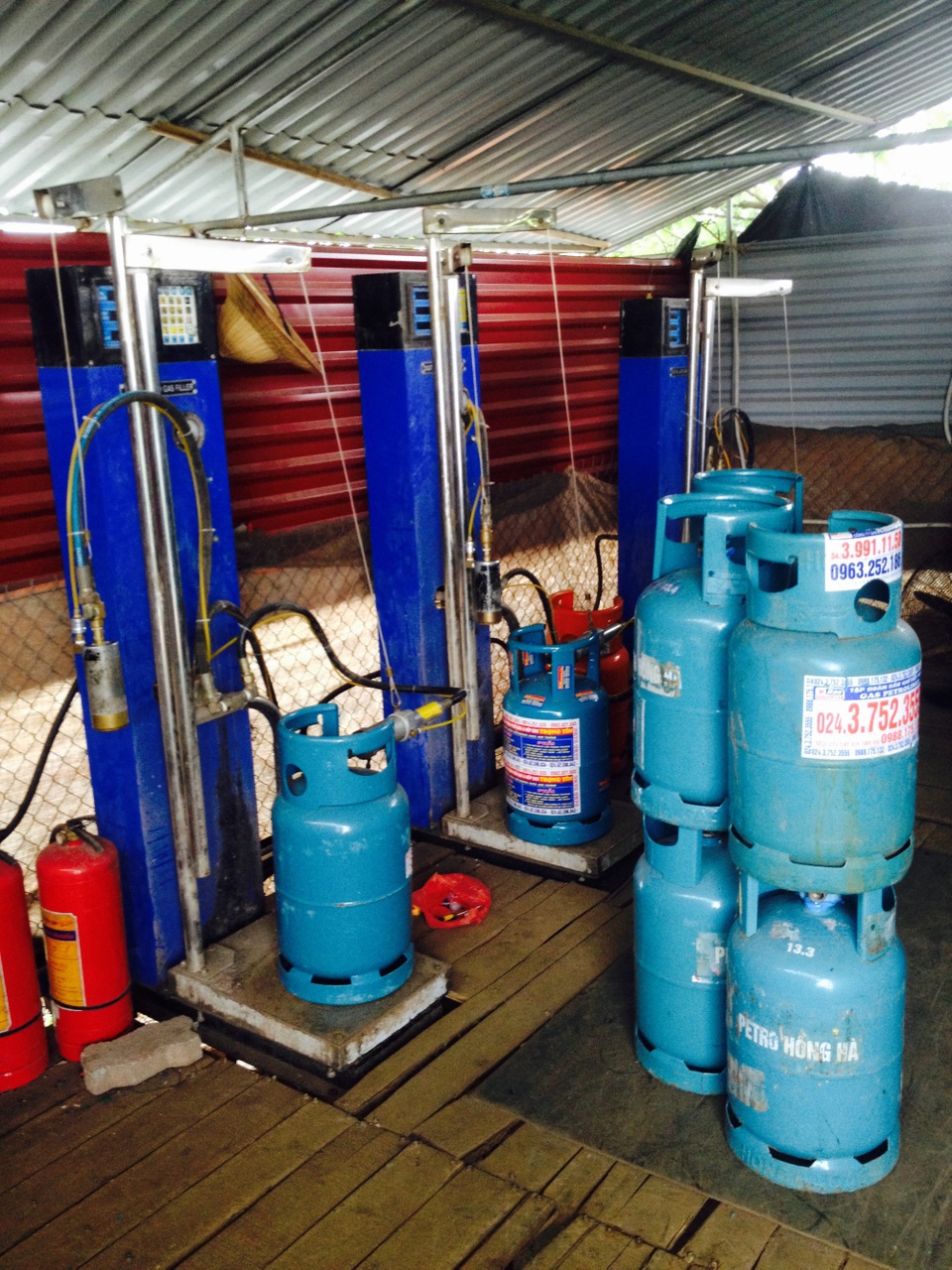 Triệt xóa xưởng sang chiết gas trái phép có camera giám sát - 5 ... đến cột bơm gas trong lán trại.