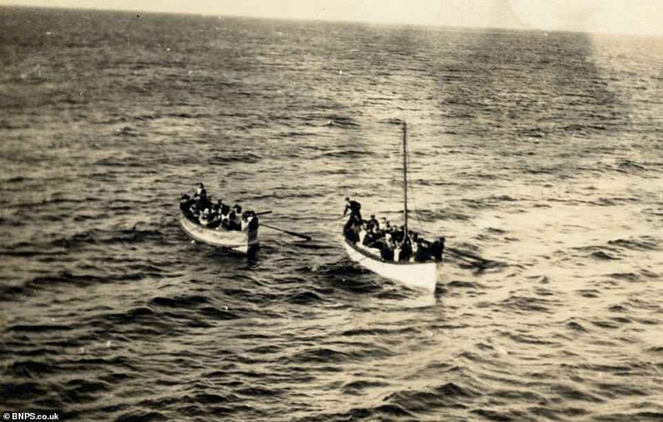 Những bà quả phụ giàu có nhất trên tàu Titanic tặng gì cho người cứu mạng họ? - 8 Hai con xuồng cứu hộ chở những người sống sót sau vụ đắm tàu Titanic đang tiến lại con tàu Carpathia.