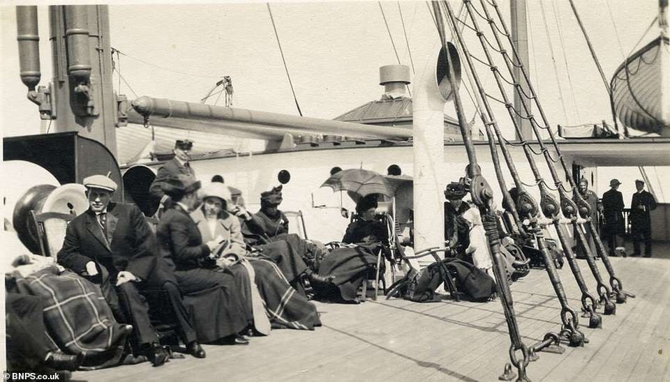 Những bà quả phụ giàu có nhất trên tàu Titanic tặng gì cho người cứu mạng họ? - 9 Cặp vé mà ông Astor mua trên khoang hạng nhất của tàu Titanic khi ấy có giá gần 9.000 USD, tương đương 45.000 USD ở thời điểm hiện tại. Giá vé lên tàu Titanic khi ấy có rất nhiều loại với mức dao động từ 900 USD tới 100.000 USD tính theo mệnh giá hiện nay.
