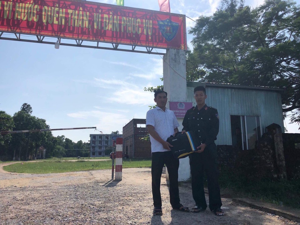 
Anh Công và chiến sĩ Vũ - người đã trao trả anh toàn bộ tài sản đánh rơi.
