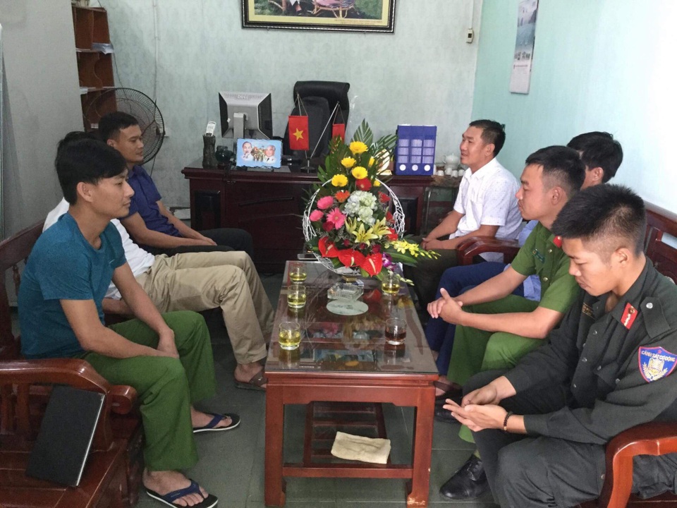 
Phải đến ngày 29/9, sau khi tìm được nơi làm việc của ân nhân, anh Công mới có cơ hội đến để nói lời cảm ơn.
