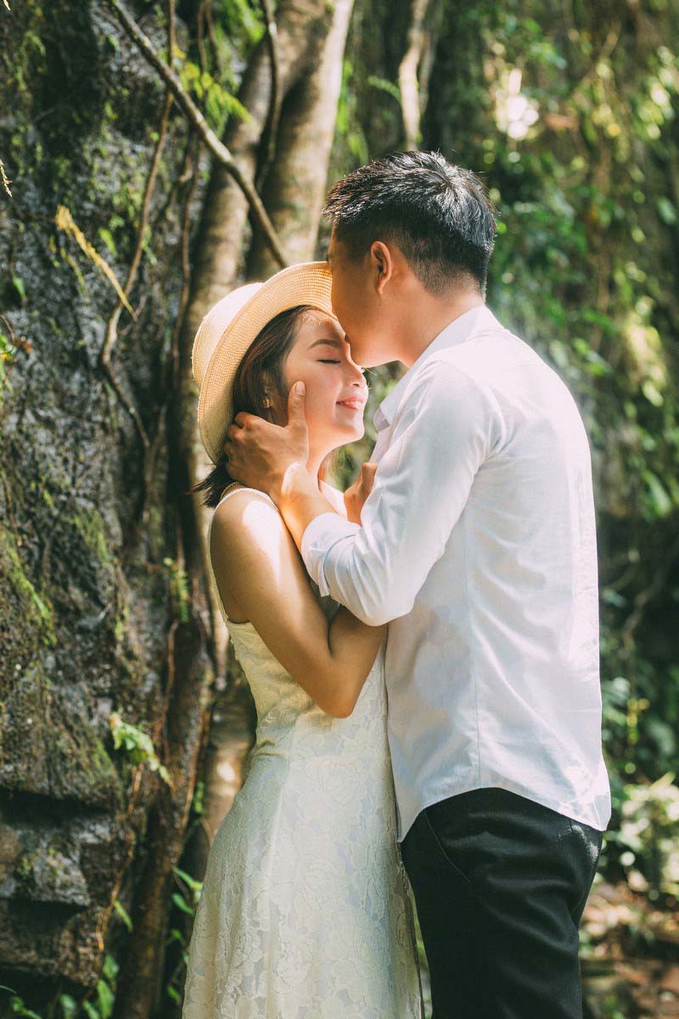 Ảnh cưới lãng mạn bên thác nước của cặp đôi “mối tình đầu” - 10 Nhắc về chuyện tình của mình, Lê Ngân không giấu nổi niềm vui mà bộc bạch: “Anh không phải là mẫu người lãng mạn, không nói những câu ngọt ngào nhưng luôn mang đến cho mình cảm giác bình yên. May mắn trong 4 năm yêu nhau tụi mình luôn được gia đình và bạn bè ủng hộ, vun vén, mong rằng tình yêu này sẽ mãi bền chặt, cả hai cùng hứa rằng tình đầu và cũng là tình cuối của nhau”. Họ chọn chụp ảnh cưới ở thác 72, nơi núi xanh mướt, nơi gió miên man thổi vào lòng người những tình cảm hồn hậu về miền đất Đăk Nông. Mạnh Cường và Lê Ngân sẽ về chung một nhà vào tháng 10 sắp tới.