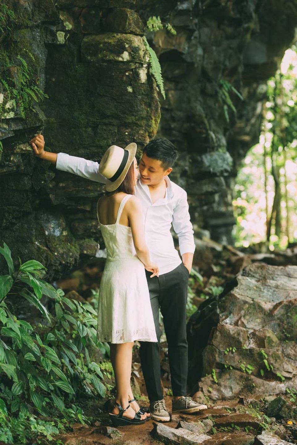 Ảnh cưới lãng mạn bên thác nước của cặp đôi “mối tình đầu” - 9 Mạnh Cường tặng hoa rồi trao cho Lê Ngân nụ hôn ngọt ngào rồi ngỏ lời về một đám cưới để cả hai có thể cùng nắm tay nhau đi hết hành trình yêu.