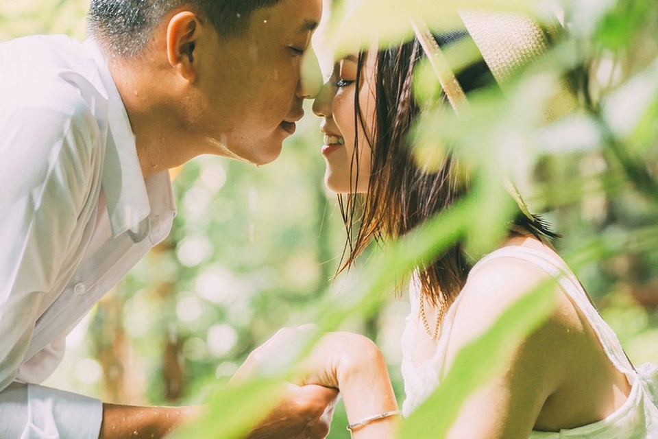 Ảnh cưới lãng mạn bên thác nước của cặp đôi “mối tình đầu” - 8 Để tạo sự bất ngờ cho người con gái mình thương Mạnh Cường âm thầm đi từ Đắk Nông lên TP Hồ Chí Minh, đứng chờ Lê Ngân trước cửa phòng cô. Nhìn thấy người yêu, mọi mệt mỏi của ngày làm việc căng thẳng dường như tan biến.