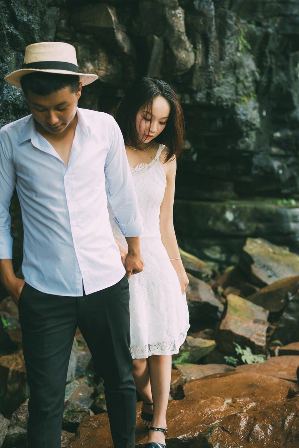 Ảnh cưới lãng mạn bên thác nước của cặp đôi “mối tình đầu” - 7 Người ta vẫn thường nói, tình yêu bằng tuổi là tình yêu đầy trắc trở và chênh vênh, thế nhưng Mạnh Cường và Lê Ngân trưởng thành để thấu hiểu và vun vén cho hạnh phúc đời mình.