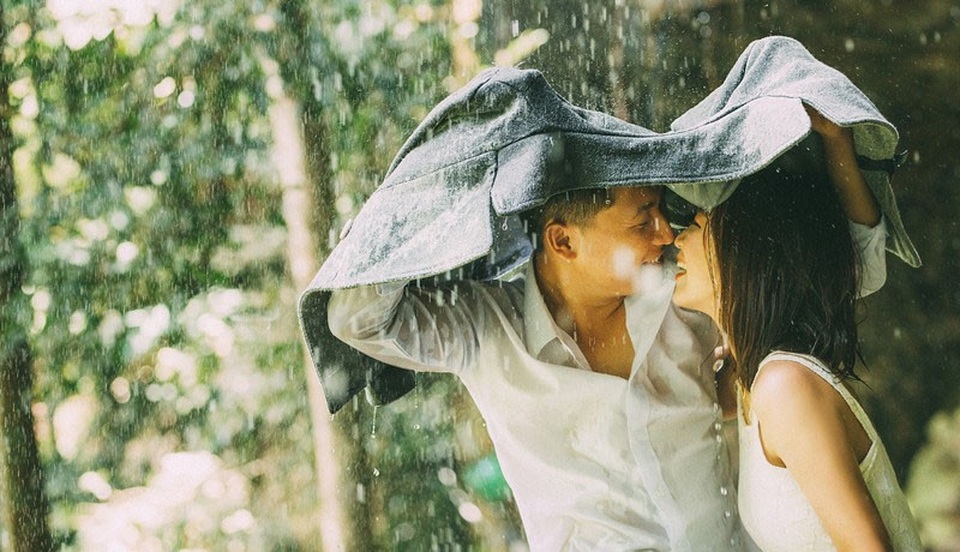 Ảnh cưới lãng mạn bên thác nước của cặp đôi “mối tình đầu” - 6 Tình yêu của cặp đôi này chính là minh chứng rằng không phải tình đầu nào cũng mỏng manh và dễ tan vỡ, chỉ cần chân thành dành trao nhau sự thương mến, vì nhau mà cố gắng, không buông bỏ nhau dù bất cứ lý do gì.
