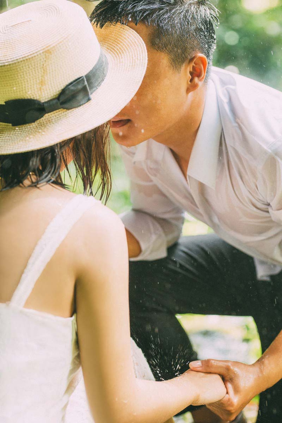 Ảnh cưới lãng mạn bên thác nước của cặp đôi “mối tình đầu” - 2 Lúc đó anh chàng Mạnh Cường đã “thầm thương trộm nhớ” Lê Ngân nhưng tình yêu học trò nên đành giấu kín. Vậy mà Mạnh Cường không hề biết rằng thời khắc đó cô gái có nụ cười như nắng tỏa Lê Ngân cũng dành một niềm cảm mến nhất định cho anh. Anh không nói, còn cô thì lặng im, tình cảm đầu đời giấu nhẹm vào tim. Những năm cấp 3 cứ thế trôi đi cùng những kỳ thi vội vàng, những dự định tương lai, họ mất liên lạc một thời gian.