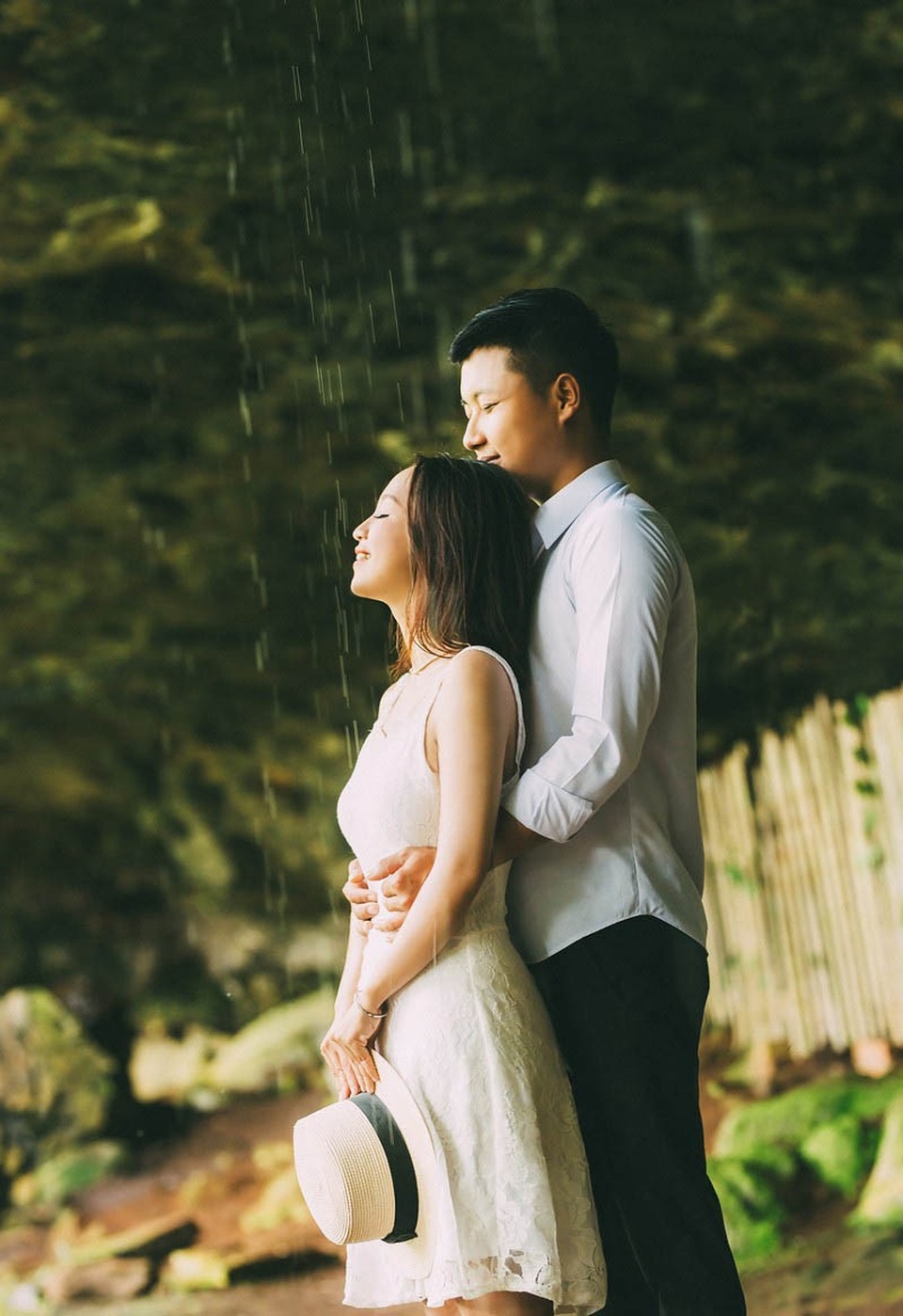 Ảnh cưới lãng mạn bên thác nước của cặp đôi “mối tình đầu” - 1 Có những duyên phận trong đời bắt đầu từ sự tình cờ nhưng lại có sức gắn kết đến không ngờ. Như chuyện tình của Mạnh Cường và Lê Ngân (cả hai cùng sinh năm 1995, sinh sống tại Đắk Nông), gặp nhau từ những ngày cả hai còn là cô cậu học trò “ngày hai buổi cắp sách đến trường”.