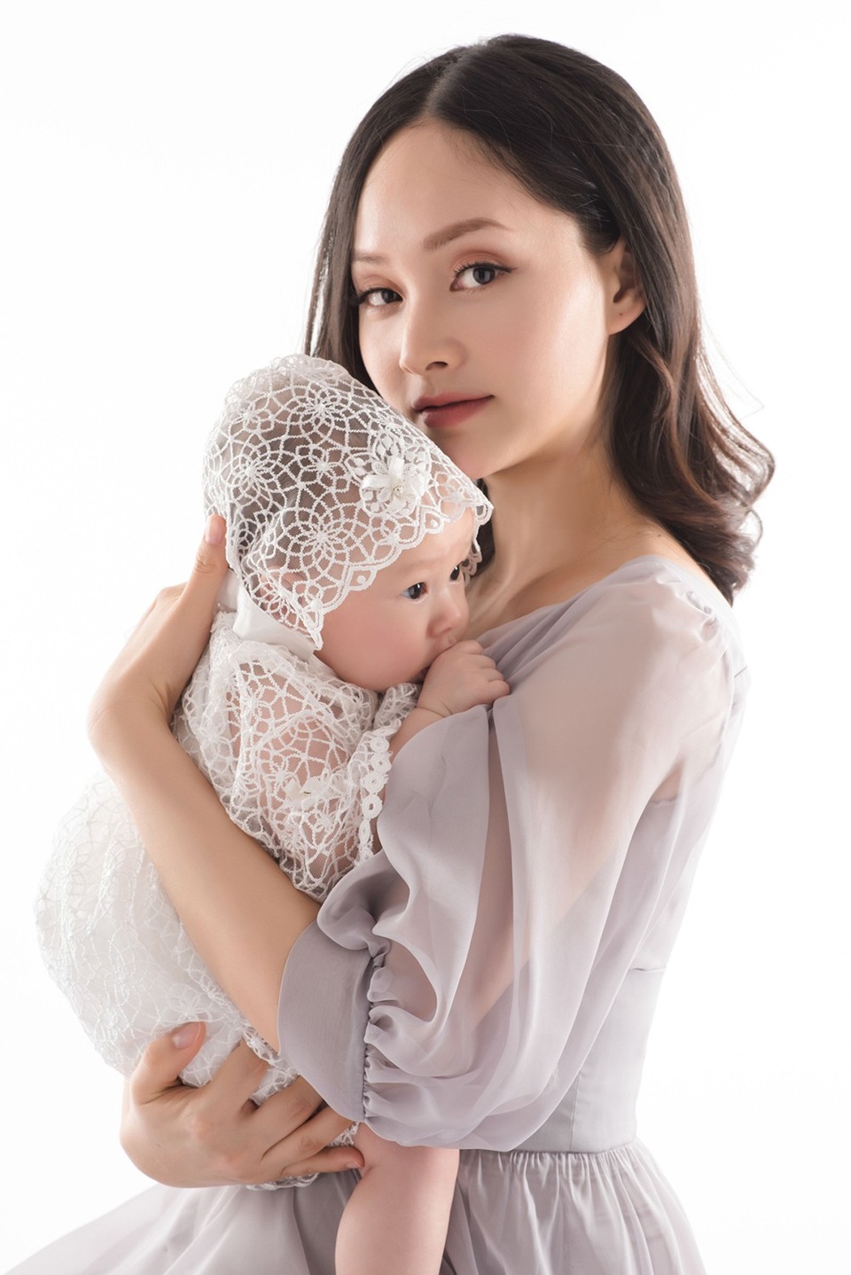 Cô công chúa của Lan Phương có vô cùng đáng yêu, quấn quýt bên mẹ. Trong đầu tháng 10 tới, Lan Phương cùng bé Lina sẽ cùng đi Nhật. Được biết, đây là chuyến công tác của Lan Phương, quay hình để quảng bá một tỉnh của Nhật Bản.