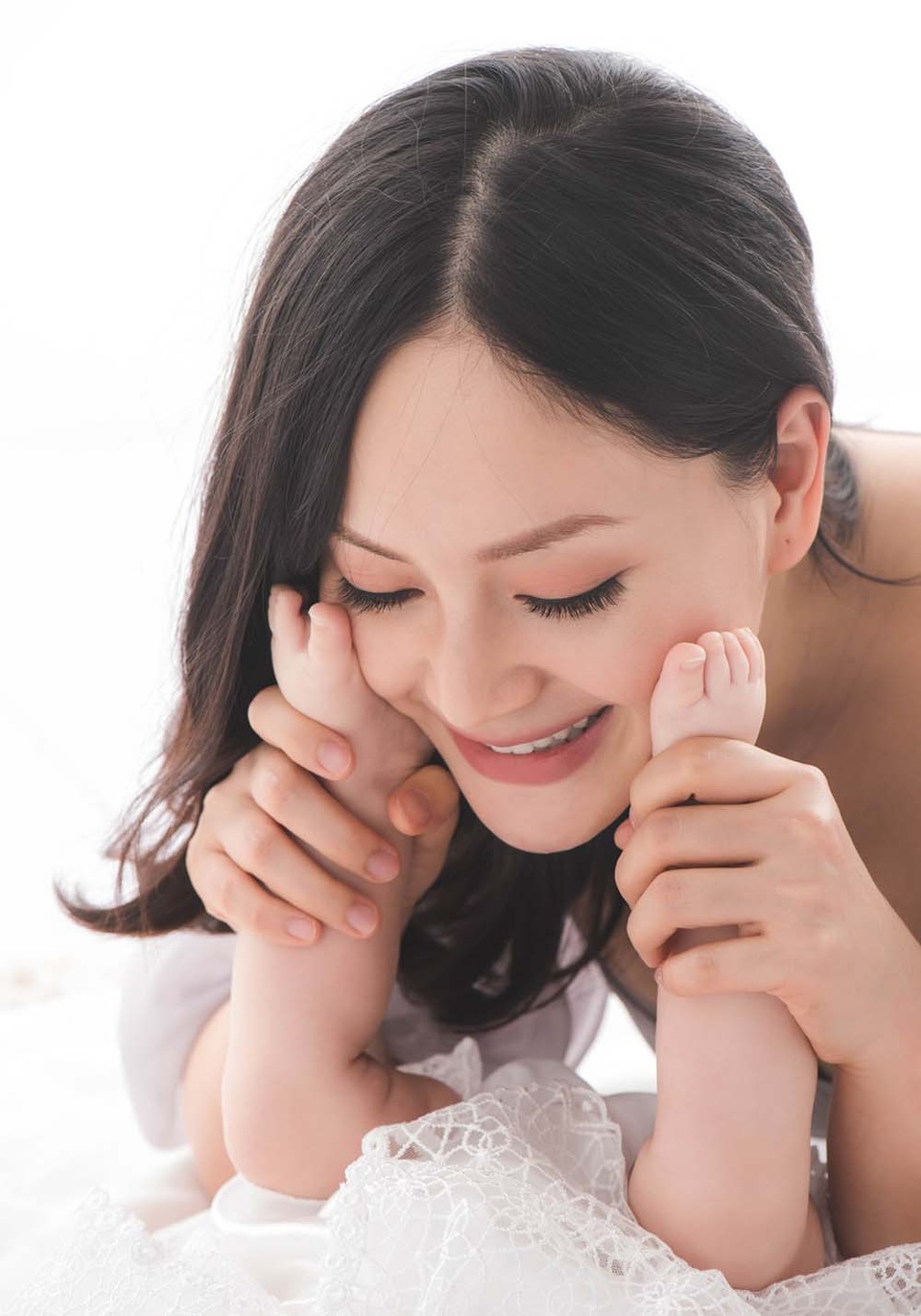 Bên cạnh đó, chia sẻ về con gái đầu lòng, Lan Phương cũng cho biết thêm: “Hàng ngày, Lan Phương vẫn tự chăm sóc con, trộm vía bé khỏe mạnh, lanh lợi và đáng yêu. Lan Phương nuôi con rất khoa học và từng ngày hạnh phúc nhìn con lớn lên. Hiện tại, bé đang trong giai đoạn tò mò khám phá thế giới xung quanh lắm, nhạy cảm với tiếng động và moi việc xung quanh, chỉ một tiếng động nhỏ cũng làm bé dừng mọi hoạt đông lại để lắng nghe xem đó là gì. Bé thích nói chuyện và cười rất tươi. Bé bắt đầu biết ai là người lạ hay cảnh vật không quen thân thuộc và khi nhìn sẽ nhìn rất lâu để phân tích xem đây là đâu, người này là thế nào. Sau một lúc thì bắt đầu quen va vui vẻ chơi đùa trở lại.