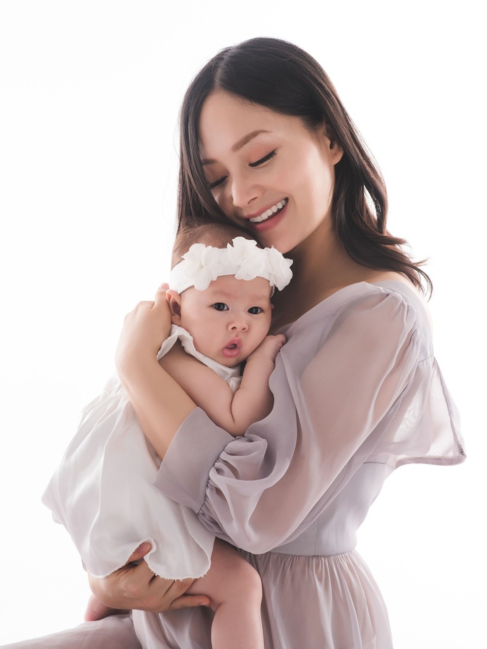 Kể từ khi làm mẹ, Lan Phương lúc nào cũng hạnh phúc và muốn cùng bé đi khắp nơi. Vừa rồi, hai mẹ con cùng đến nước Anh để thăm gia đình bên nội của bé. Cả hai cũng lưu giữ những khoảnh khắc đặc biệt tại đây.