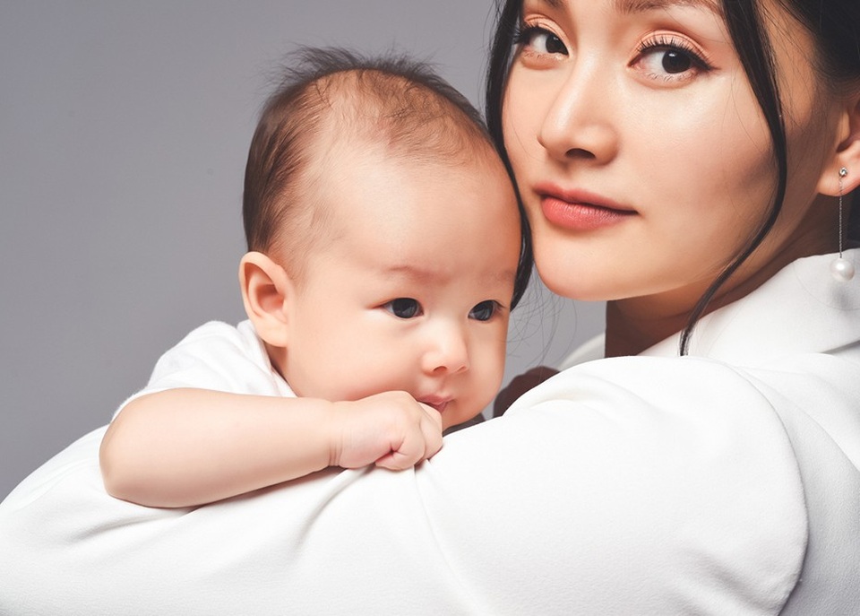 Không “giấu nhẹm” hình ảnh con của mình như nhiều ngôi sao khác, nữ diễn viên Lan Phương luôn chia sẻ những hình ảnh, khoảnh khắc hạnh phúc của mình cùng cô công chúa đầu lòng.