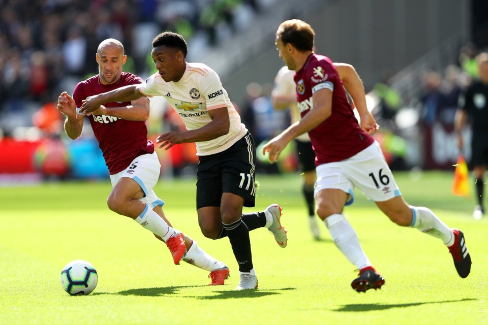 West Ham 3-1 Man Utd: Nỗi buồn bất tận của "Quỷ đỏ" - 3
Martial (giữa) thi đấu rất mờ nhạt