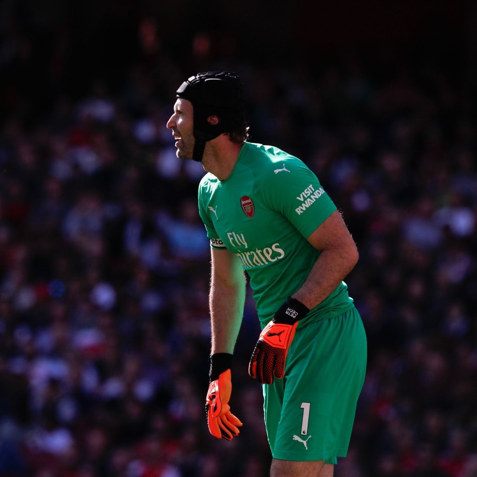 
Cech bị đau sau pha va chạm với cầu thủ Watford
