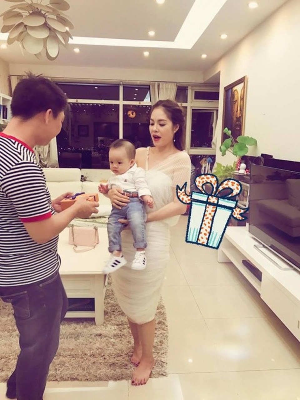 Dương Cẩm Lynh cùng chồng và con trai từng sống trong biệt thự ba tầng bài trí kiểu cổ điển.