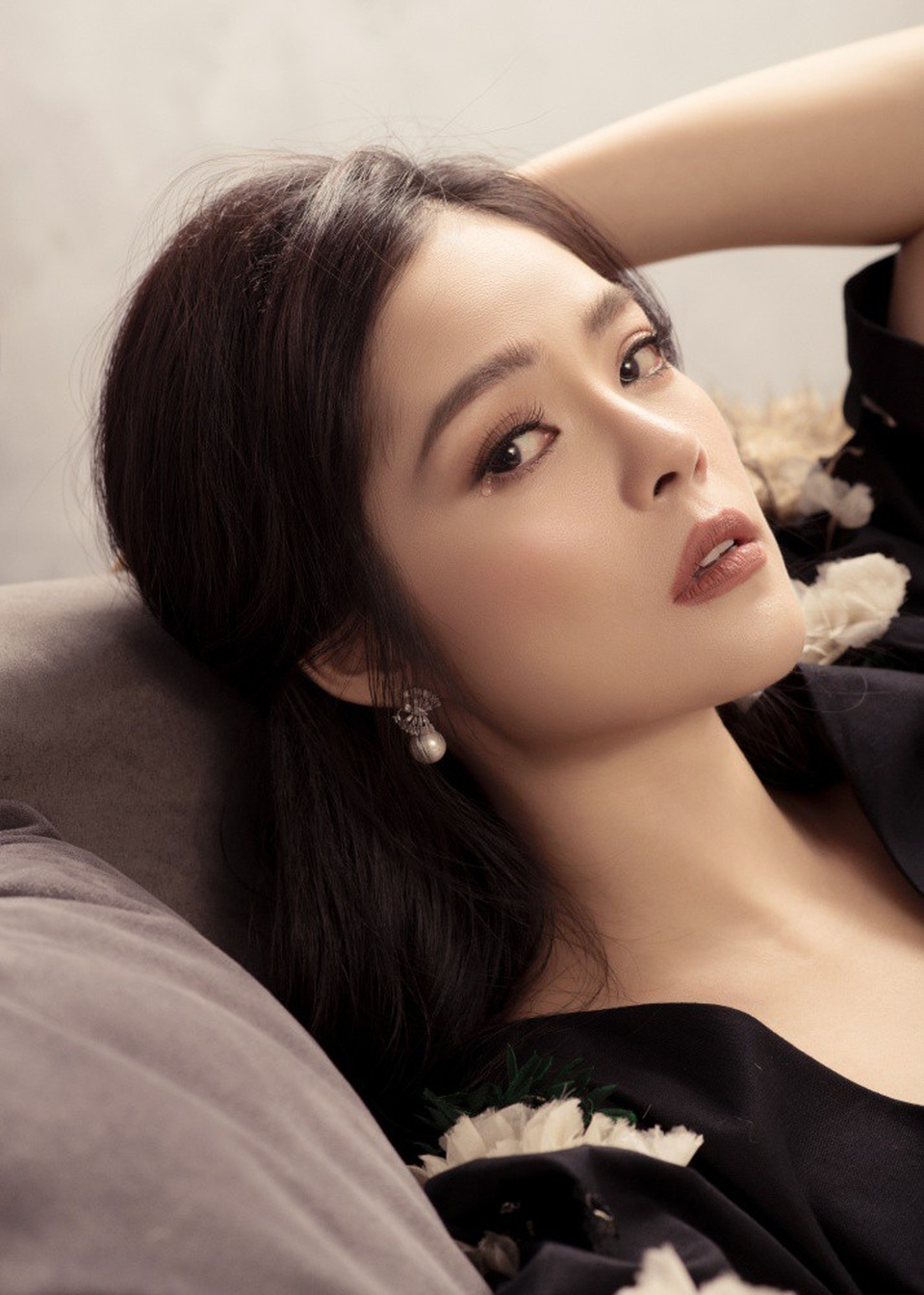 Phận đời trái ngược mỹ nhân Việt lấy chồng đại gia; mẹ Nhã Phương nói về Trường Giang - 5 Cô từng khiến nhiều người choáng ngợp khi xuất hiện với xe sang, những món hàng hiệu cao cấp, được tặng hoa tiền triệu. Khi cuộc hôn nhân của cả hai tan vỡ, cô và bé Will dọn ra ngoài sống trong một chung cư. Mới đây, bộ ảnh thời trang trong thời gian gặp chuyện buồn hôn nhân của Dương Cẩm Lynh được chia sẻ. Trong giây phút, cô bỗng nhiên rơi nước mắt.