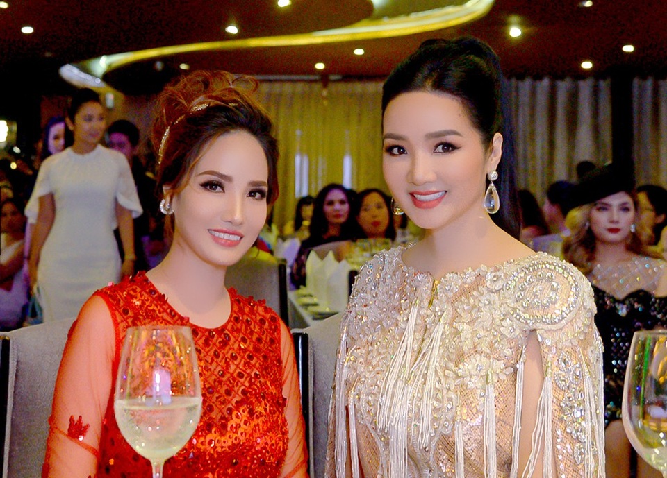 “Nhan sắc không tuổi” Giáng My đắt show ghế nóng các cuộc thi sắc đẹp - 7 Hoa khôi Duyên dáng doanh nhân 2017 Bảo Ngọc mặc váy dạ hội đỏ nổi bật tại sự kiện.