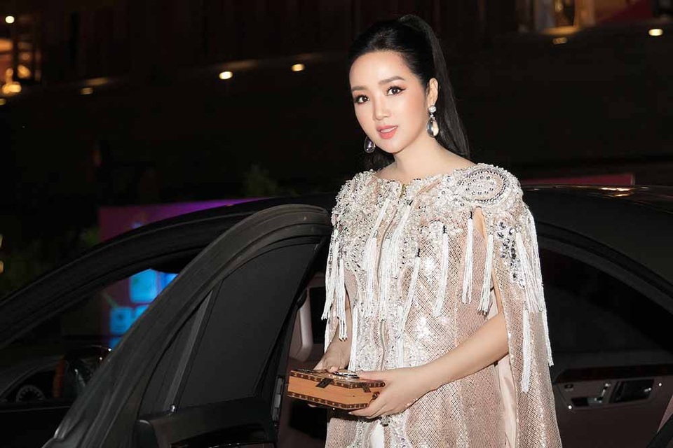 “Nhan sắc không tuổi” Giáng My đắt show ghế nóng các cuộc thi sắc đẹp - 1 Hoa hậu đền Hùng Giáng My gây chú ý khi đến sự kiện bằng xế sang
