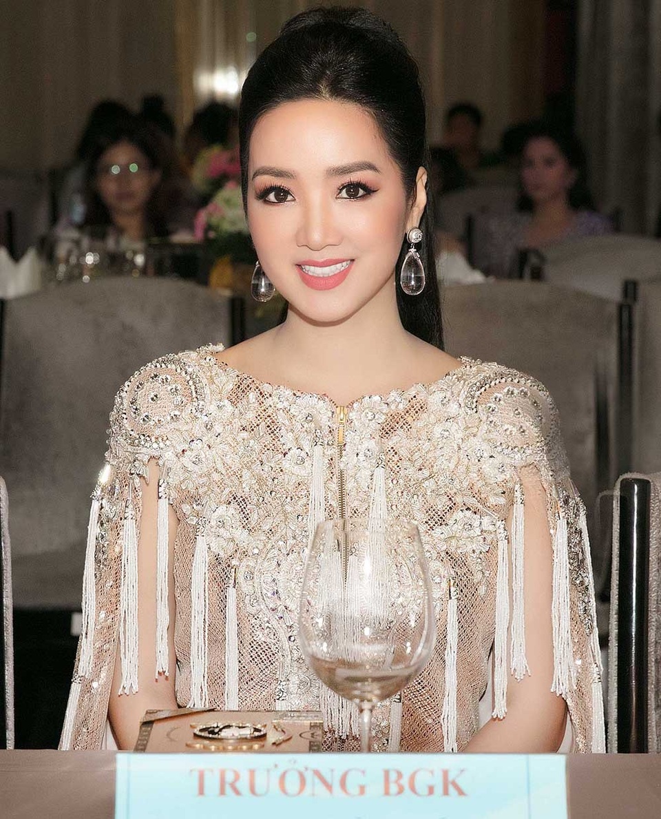 “Nhan sắc không tuổi” Giáng My đắt show ghế nóng các cuộc thi sắc đẹp - 6 Giáng My chia sẻ: “Tôi cảm thấy thật vui vì càng ngày các doanh nhân nữ của chúng ta ngày càng tự tin, xinh đẹp, bản lĩnh và thành đạt. Ông trời đã ưu ái cho phụ nữ Việt một nhan sắc miễn nhiễm thời gian và một trái tim ấm áp, My chúc cho các bạn thí sinh sẽ thật tỏa sáng”.