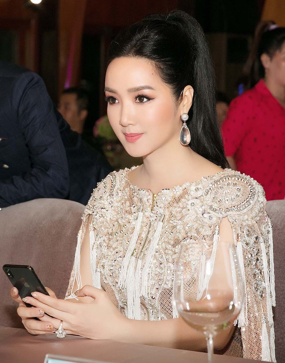 “Nhan sắc không tuổi” Giáng My đắt show ghế nóng các cuộc thi sắc đẹp - 5 Giáng My hiện đang là người đẹp giữ vai trò giám khảo ở nhiều cuộc thi sắc đẹp nhất nhì showbiz. Tại sân chơi này, với tài năng và nhiều kinh nghiệm, chị sẽ giúp các thí sinh nhận ra những khuyết điểm và hoàn thiện bản thân hơn.