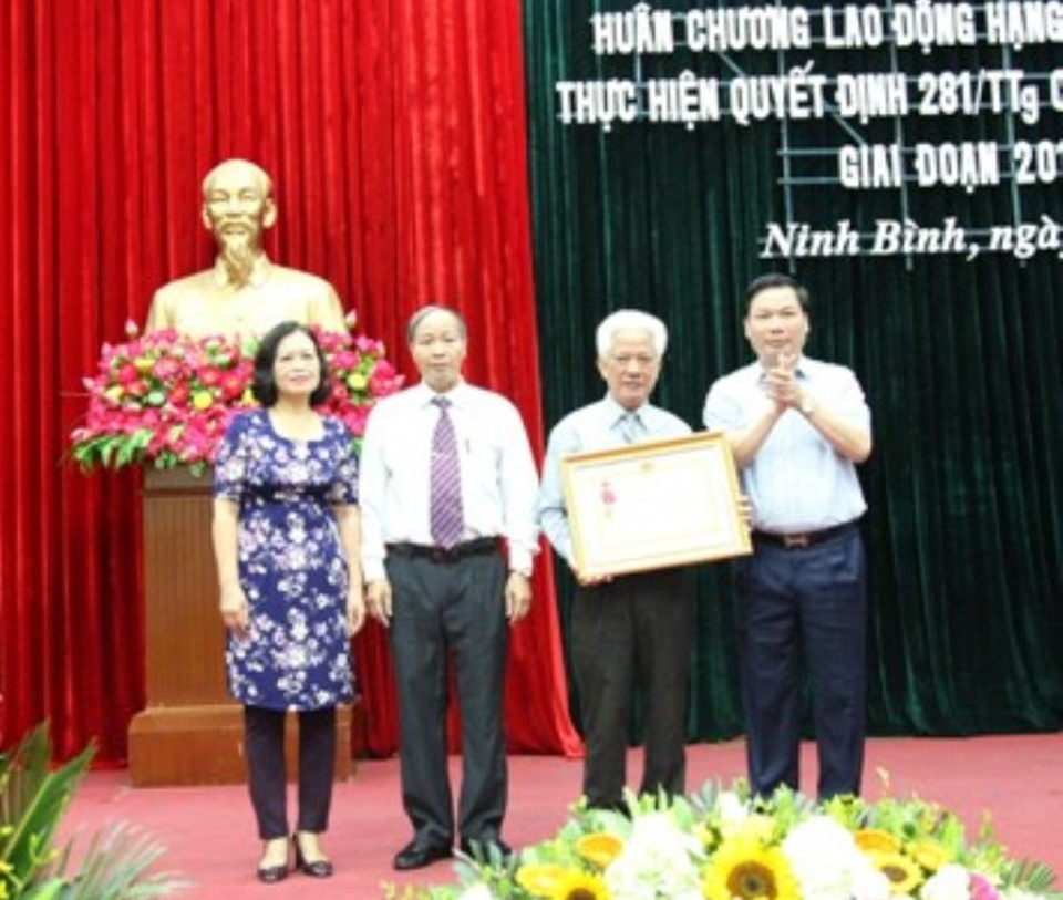 Hội Khuyến học Ninh Bình đón nhận Huân chương Lao động hạng Nhì - 1 Ông Tống Quang Thìn - Phó Chủ tịch tỉnh Ninh Bình trao tặng Huân chương Lao động hạng Nhì cho lãnh đạo Hội Khuyến học tỉnh Ninh Bình.
