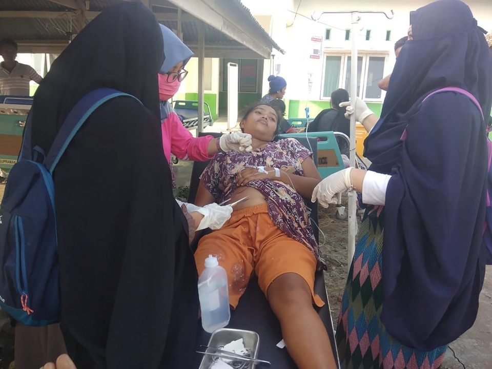 Indonesia tan hoang sau thảm họa động đất, gần 400 người thiệt mạng - 12 Do số lượng thương vong lớn nên nhiều nạn nhân buộc phải điều trị khẩn cấp bên ngoài trung tâm y tế. Ước tính còn khoảng 29 người mất tích sau trận động đất.