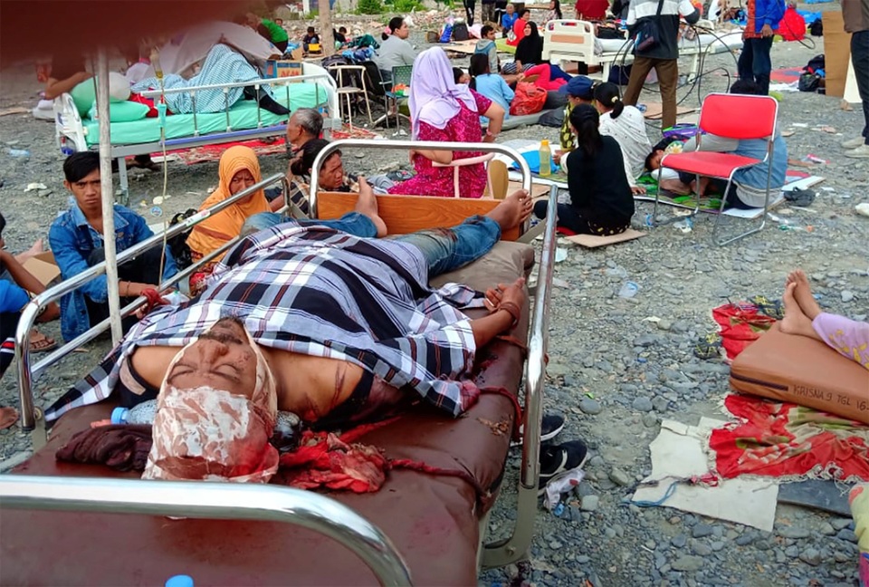 Indonesia tan hoang sau thảm họa động đất, gần 400 người thiệt mạng - 8 Quy mô thiệt hại được đánh giá là rất lớn với hàng nghìn ngôi nhà, bệnh viện, trung tâm thương mại và khách sạn đổ sập, một cây cầu bị cuốn trôi và một tuyến đường cao tốc bị tàn phá do sạt lở.