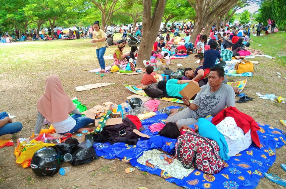 Indonesia tan hoang sau thảm họa động đất, gần 400 người thiệt mạng - 6 Sóng thần đã càn quét hai thị trấn ven biển và gây ra cảnh tượng đổ nát trên diện rộng. Một số người may mắn sống sót nhờ trèo lên những ngọn cây cao 6m khi sóng thần ập tới.