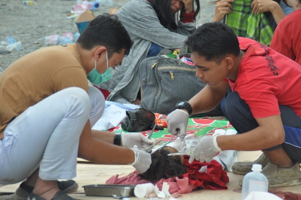 Indonesia tan hoang sau thảm họa động đất, gần 400 người thiệt mạng - 11 Do lực lượng cứu hộ không thể tiếp cận các khu vực bị ảnh hưởng nên các nhà chức trách không thể thống kê con số thương vong chính xác.