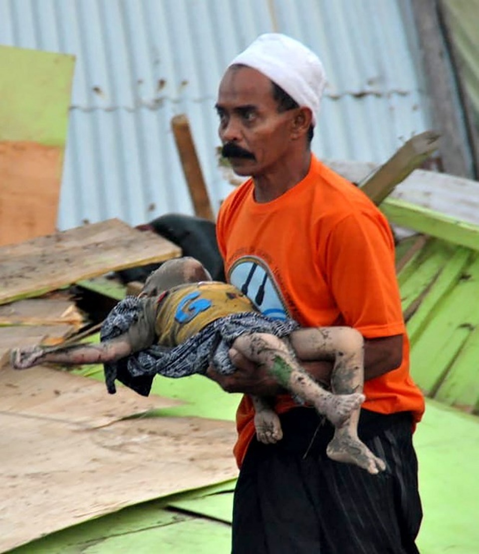 Indonesia tan hoang sau thảm họa động đất, gần 400 người thiệt mạng - 10 Hiện công tác cứu hộ gặp nhiều khó khăn do tình trạng mất điện tại những khu vực bị ảnh hưởng do thiên tai.