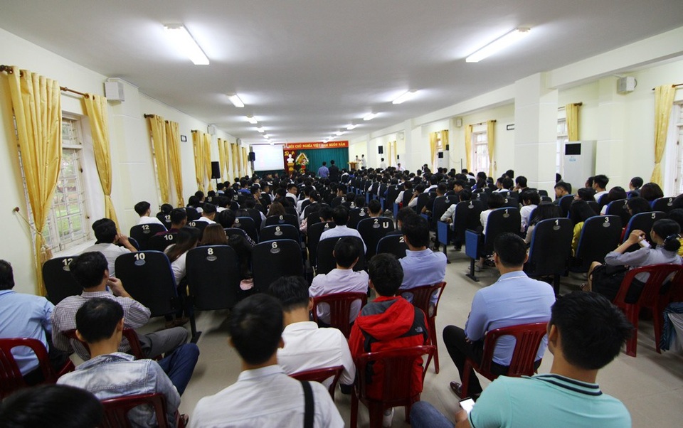 Cho tân sinh viên đi tham quan nhà xưởng, doanh nghiệp để tiếp cận nghề sớm - 6 Buổi lễ khai giảng tại trường này ngắn gọn chỉ hơn nửa tiếng. Sau lễ, cả trường bắt tay vào làm việc và dạy học