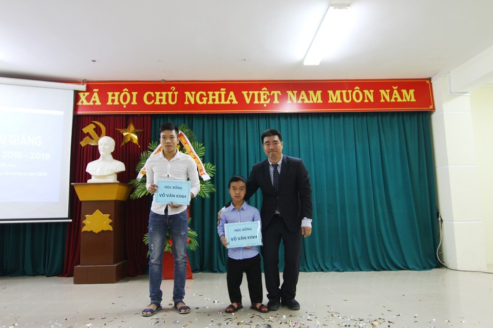 Cho tân sinh viên đi tham quan nhà xưởng, doanh nghiệp để tiếp cận nghề sớm - 7 Các sinh viên nghèo vượt khó nhận học bổng
