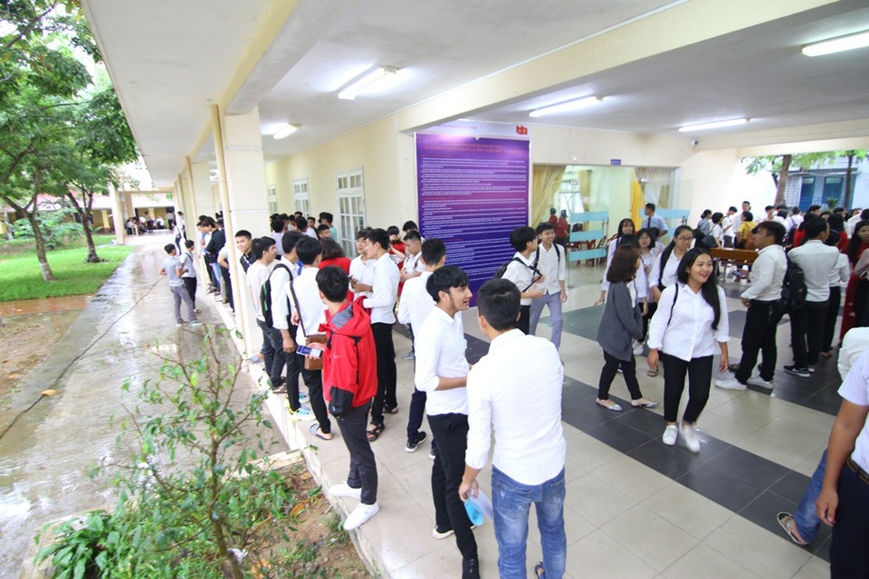 Cho tân sinh viên đi tham quan nhà xưởng, doanh nghiệp để tiếp cận nghề sớm - 9
Các tân sinh viên trường Cao đẳng Công nghiệp Huế tham gia lễ khai giảng