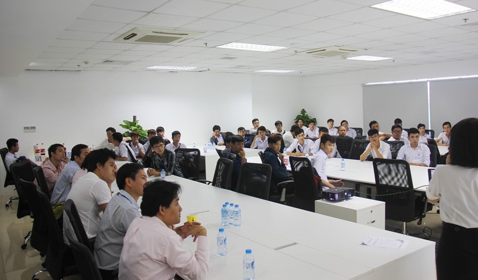 Cho tân sinh viên đi tham quan nhà xưởng, doanh nghiệp để tiếp cận nghề sớm - 1 Cho tân sinh viên đi tham quan nhà xưởng, doanh nghiệp để tiếp cận nghề sớm - 1