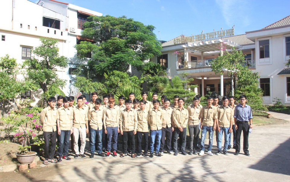 Cho tân sinh viên đi tham quan nhà xưởng, doanh nghiệp để tiếp cận nghề sớm - 3 Các tân sinh viên năm học 2018-2019 của trường được đi tham quan nhiều nhà xưởng, doanh nghiệp ngay từ tuần đầu tiên