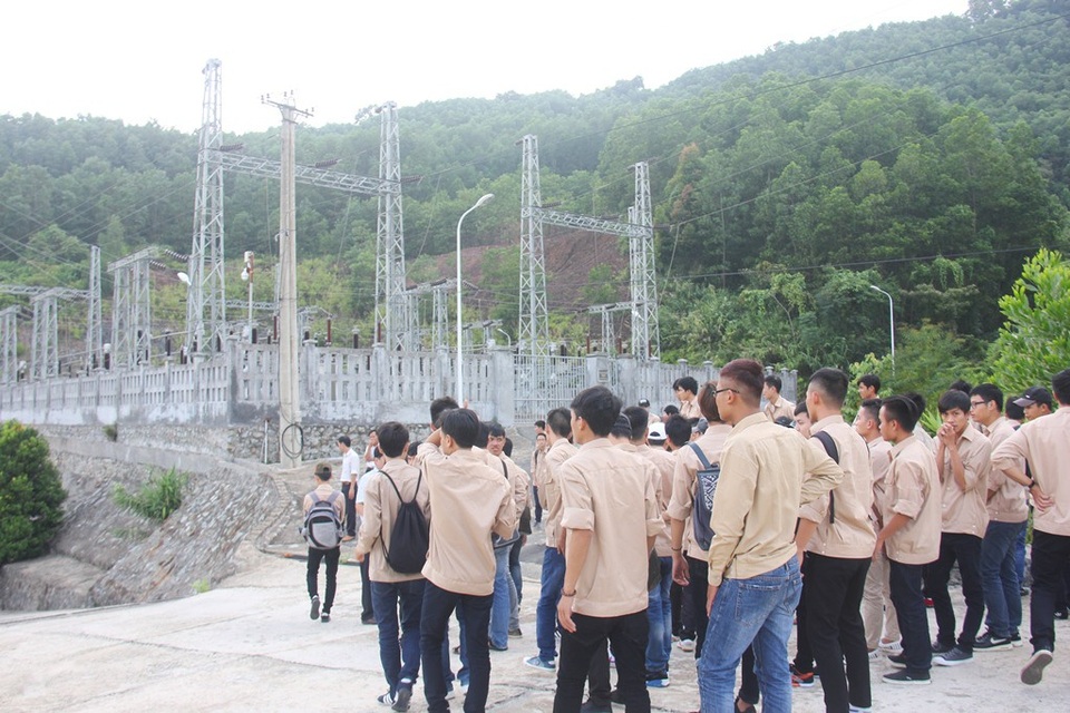 Cho tân sinh viên đi tham quan nhà xưởng, doanh nghiệp để tiếp cận nghề sớm - 2 Cho tân sinh viên đi tham quan nhà xưởng, doanh nghiệp để tiếp cận nghề sớm - 2