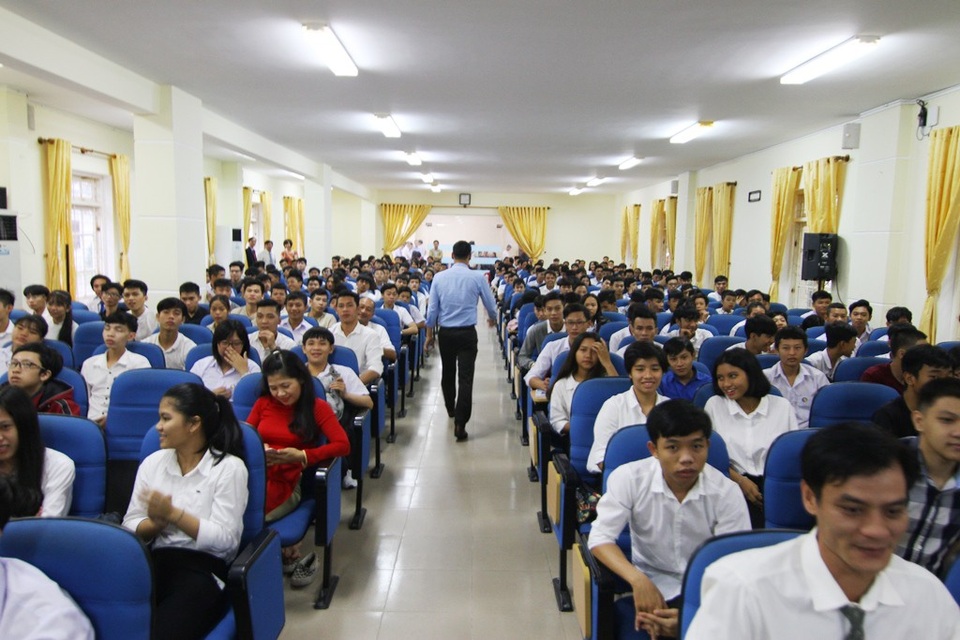 Cho tân sinh viên đi tham quan nhà xưởng, doanh nghiệp để tiếp cận nghề sớm - 4 Các tân sinh viên trường Cao đẳng Công nghiệp Huế tham dự lễ khai giảng năm học mới