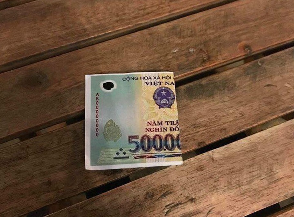 Tham tờ 500 ngàn trên phố: Tranh nhau lộc rơi, ăn quả hớ nặng - 1
Tờ quảng cáo in hình đồng 500 nghìn gây chú ý
