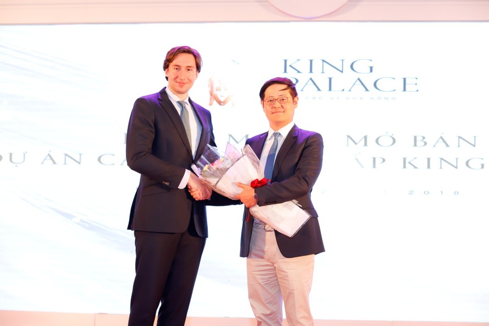 Việc cộng đồng người Hàn Quốc nhanh chóng chọn lựa King Palace ngay ở thời điểm dự án căn hộ cao cấp này mở bán không phải là điều quá bất ngờ. Bởi từ trước đó khá lâu, King Palace đã được các chuyên gia bất động sản đánh giá là sở hữu sức hút cực lớn đối với khách hàng là người nước ngoài.