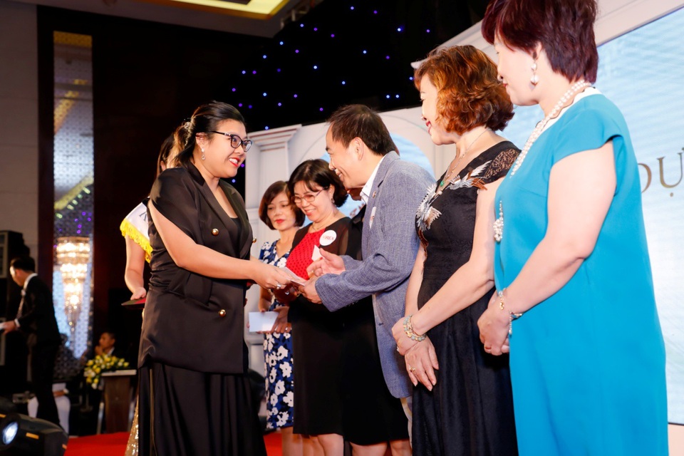 Với sự đồng hành của nhà tài trợ CAO Fine Jewelry, những vị chủ nhân đầu tiên của King Palace đã nhận được các phần quà với tổng giá trị là 300 triệu đồng và nổi bật nhất là 1 phần quà dành cho vị chủ nhân may mắn nhất là hạt lúa vàng biểu tượng của nhà tài trợ này.