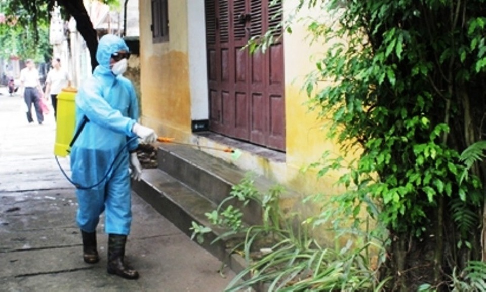 Số ca mắc sốt xuất huyết tăng nhanh - 1 Cán bộ Y tế Hà Nam tiến hành phun hóa chất phòng dịch SXH
