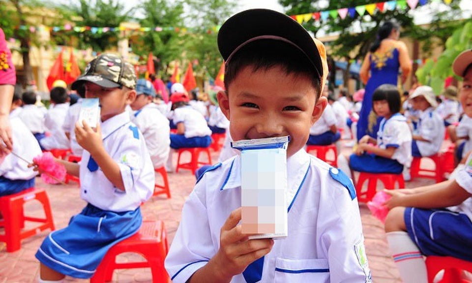 Chuyên gia kinh tế: Nên tổ chức đầu thầu Đề án sữa học đường - 1 Chương trình Sữa học đường theo quyết định đã được Thủ tướng Chính phủ phê duyệt nhằm cải thiện tình trạng dinh dưỡng, góp phần nâng cao tầm vóc trẻ đến năm 2020.