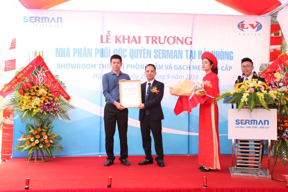 Hải Phòng: Loạt trung tâm nội thất, vật liệu xây dựng ra đời sau “bão” BĐS - 3 Trao giấy chứng nhận nhà phân phối độc quyền