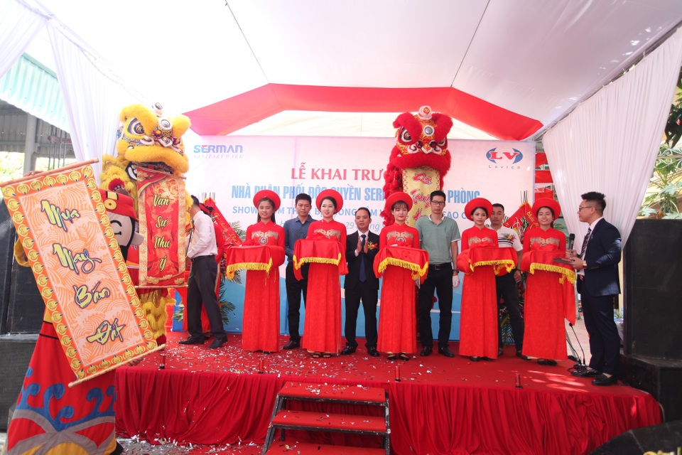 Hải Phòng: Loạt trung tâm nội thất, vật liệu xây dựng ra đời sau “bão” BĐS - 2 Cắt băng khai trương