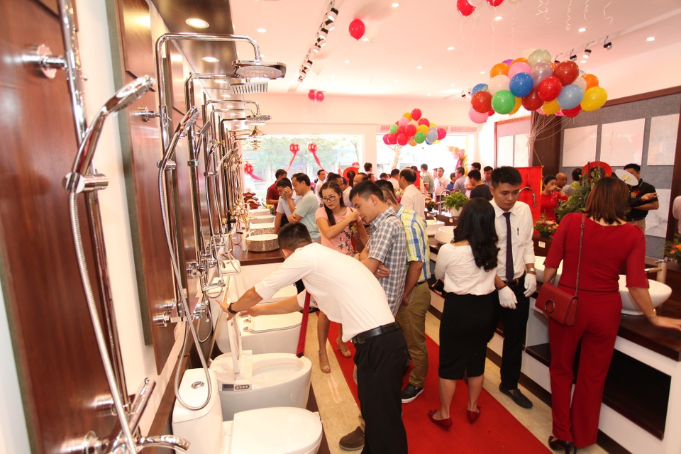 Hải Phòng: Loạt trung tâm nội thất, vật liệu xây dựng ra đời sau “bão” BĐS - 1 Khách hàng đến xem và lựa chọn sản phẩm