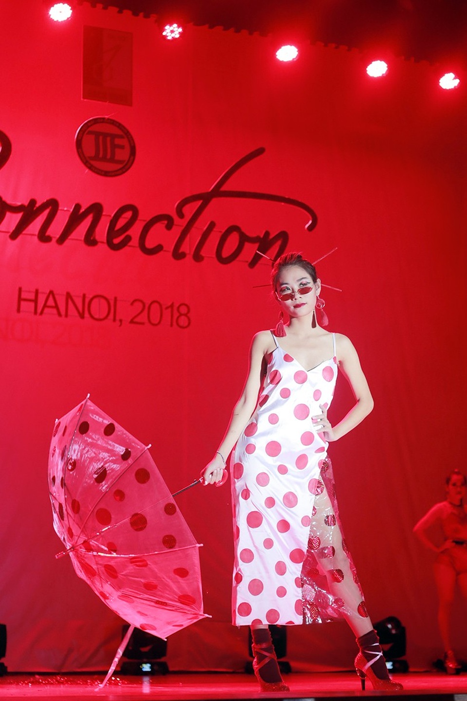 Nữ sinh Bách khoa xé váy, trình diễn thời trang “2 trong 1” ấn tượng - 11 Nữ sinh Bách khoa xé váy, trình diễn thời trang “2 trong 1” ấn tượng - 11