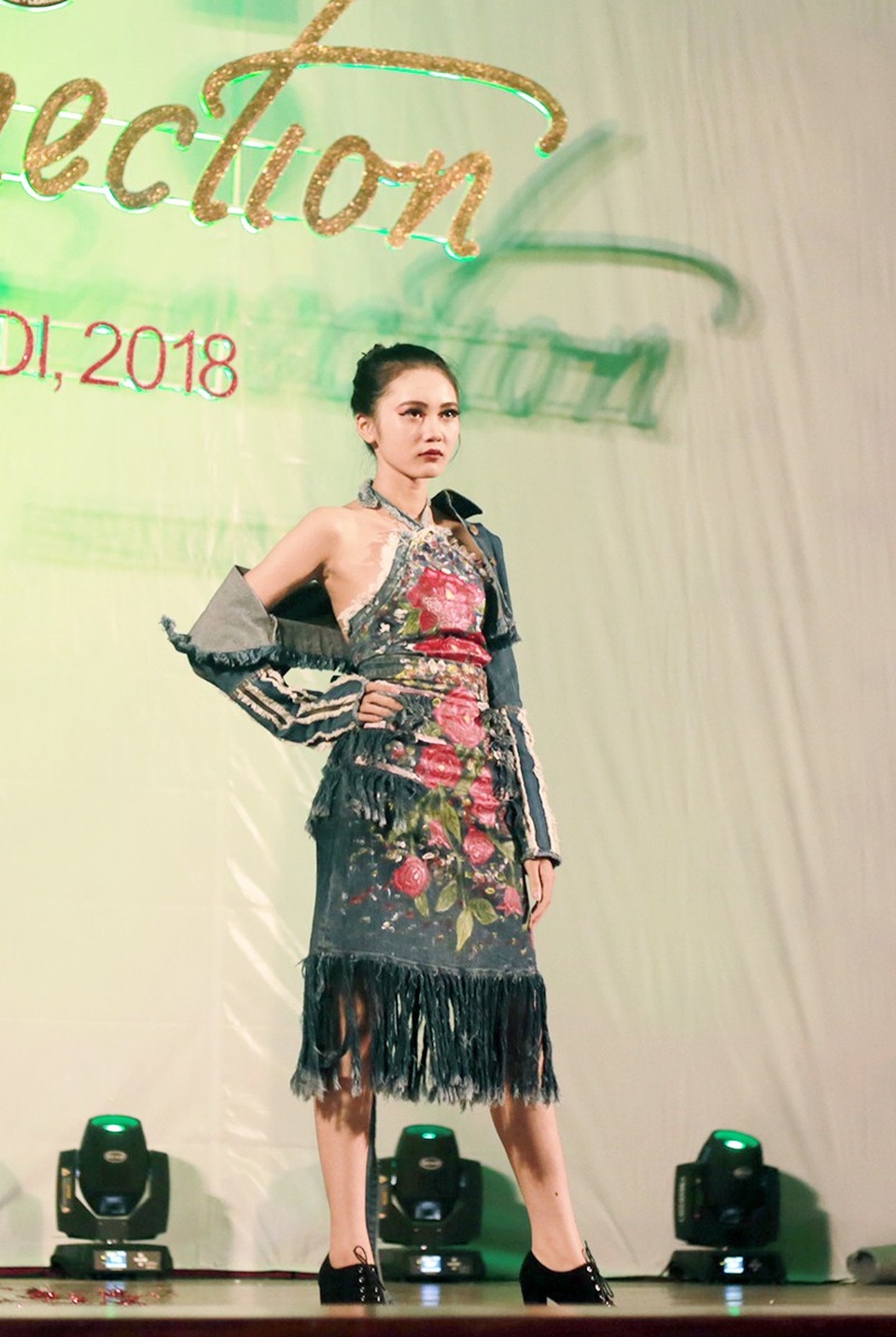 Nữ sinh Bách khoa xé váy, trình diễn thời trang “2 trong 1” ấn tượng - 12 Nữ sinh Bách khoa xé váy, trình diễn thời trang “2 trong 1” ấn tượng - 12