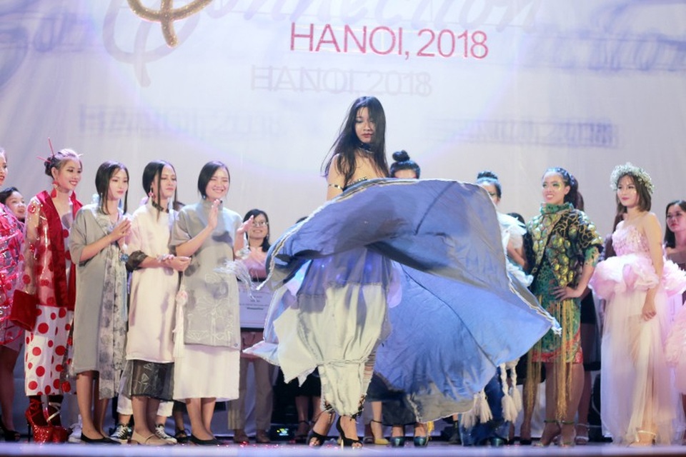 Nữ sinh Bách khoa xé váy, trình diễn thời trang “2 trong 1” ấn tượng - 2
Ở cuối phần trình diễn, nữ người mẫu bất ngờ xé váy ngay trên sân khấu, để lớp vải rộng được bung ra, thể hiện bộ váy 2 trong 1